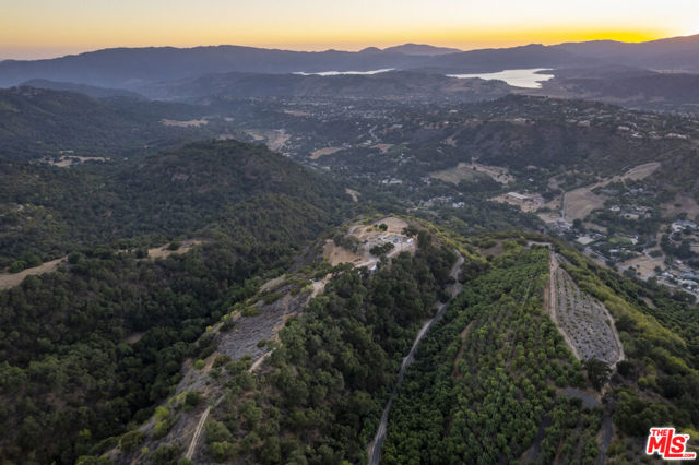 10880 Creek Road, Ojai CA: https://media.crmls.org/mediaz/1574b673-4b25-402b-b3b6-54e80a377237.jpg