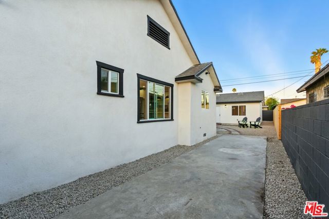 4340 2nd Avenue, Los Angeles CA: https://media.crmls.org/mediaz/1575f049-3038-44f8-ba92-44fa0726b7b0.jpg