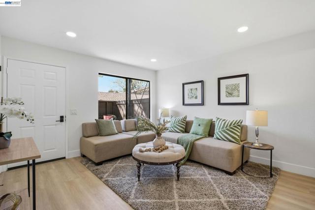 267 Famoso Plz, Union City CA: https://media.crmls.org/mediaz/1576a1b9-1efa-4aa5-8407-b102d48a40f3.jpg