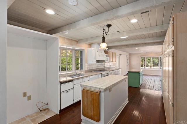748 Old Oak Ridge, San Marcos CA: https://media.crmls.org/mediaz/1576d9e1-96dd-4665-9b79-9532ad04bc3f.jpg