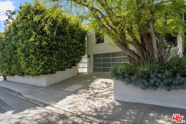 3055 Nichols Canyon Road, Los Angeles CA: https://media.crmls.org/mediaz/1576fde0-a41a-4be4-a8ba-8687c5dfa68d.jpg