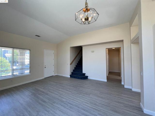 1371 Brooktrail Dr, Pittsburg CA: https://media.crmls.org/mediaz/1576fe15-4268-476c-94ec-9ae83fce32fa.jpg
