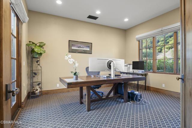82 Queens Garden Drive, Thousand Oaks CA: https://media.crmls.org/mediaz/157701a1-8eba-402e-be9a-04c2faa7a343.jpg