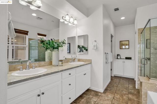 1623 Fortmann Way, Alameda CA: https://media.crmls.org/mediaz/1577b4cd-0d97-454f-b33c-812e8c429c43.jpg