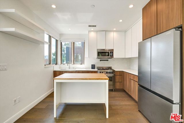 1249 N Formosa Avenue, West Hollywood CA: https://media.crmls.org/mediaz/1577b6ee-14ce-4994-9bde-e03cfd4237f1.jpg