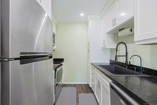 3454 Castle Glen Dr., San Diego CA: https://media.crmls.org/mediaz/157979d7-b6bc-46a4-b35f-775dd6c75cf0.jpg