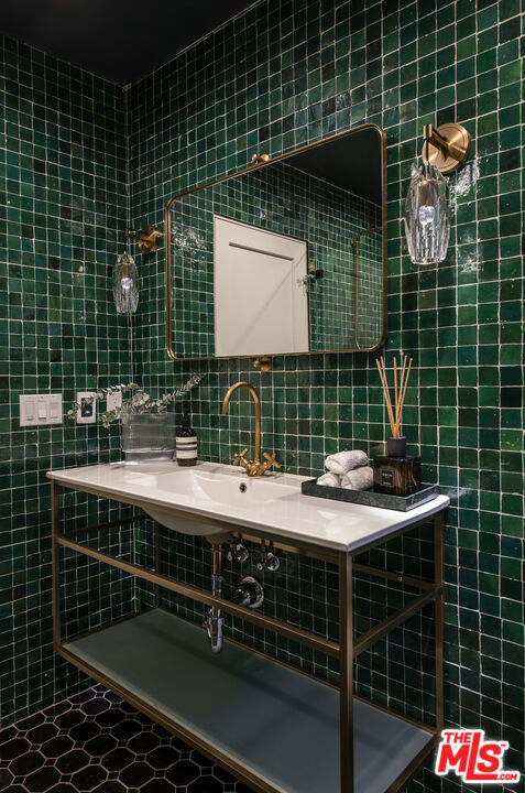 https://media.crmls.org/mediaz/15797a61-8a86-4427-aacc-b7ac7d1b72bf.jpg?preset=X-Large