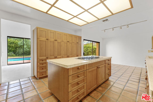 3516 Malibu Country Drive, Malibu CA: https://media.crmls.org/mediaz/1579d8d6-2136-48bb-8c30-31dfae925a0a.jpg