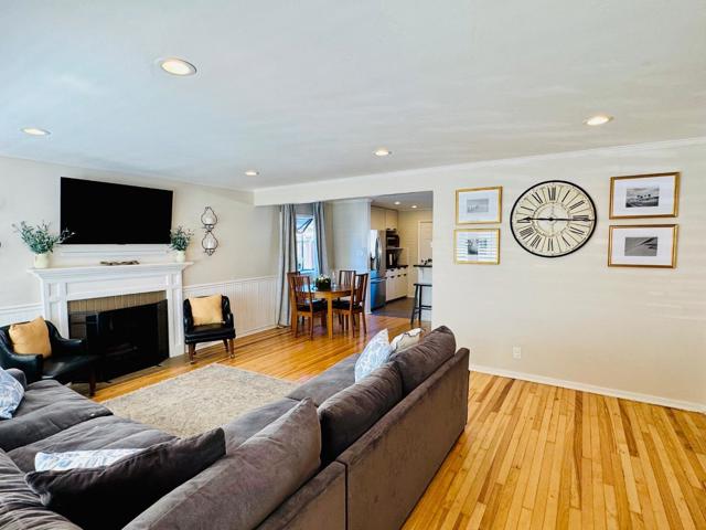 1639 Cypress Avenue, San Mateo CA: https://media.crmls.org/mediaz/157aac88-50fb-432c-8c4e-fdafaadb5335.jpg