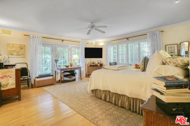 9420 Eden Drive, Beverly Hills CA: https://media.crmls.org/mediaz/157bc352-2a33-46b0-82a4-8baed34b8910.jpg