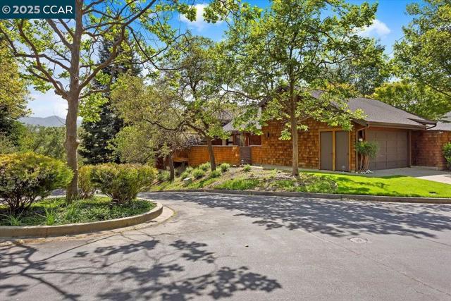 316 Village View Ct, Orinda CA: https://media.crmls.org/mediaz/157c2d32-a490-43f6-ba8d-0bca030d2b5c.jpg