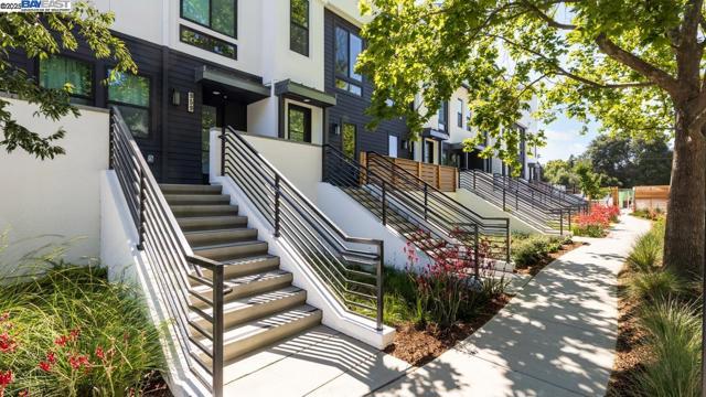 982 Harcot Court, San Jose CA: https://media.crmls.org/mediaz/157d3095-2e1b-432e-9ca8-5fb13163fcec.jpg