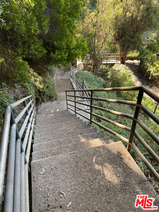 6970 Fernhill Drive, Malibu CA: https://media.crmls.org/mediaz/15800b71-2c7e-46bb-b310-2c5b92c5b251.jpg