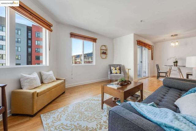 6400 Christie AVE, Emeryville CA: https://media.crmls.org/mediaz/158077be-77ec-4649-977a-611a836f4559.jpg