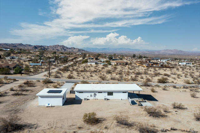 66050 Cottonwood Drive, Joshua Tree CA: https://media.crmls.org/mediaz/15807bfd-d3e3-432c-9da9-ac485393bad2.jpg