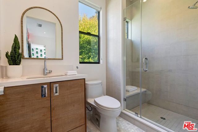 3571 Colonial Avenue, Los Angeles CA: https://media.crmls.org/mediaz/1580e681-b113-4588-b1c8-55557c6ca148.jpg