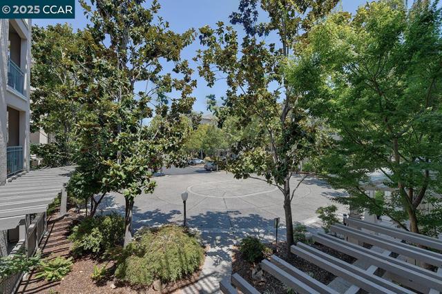 1840 Tice Creek Dr, Walnut Creek CA: https://media.crmls.org/mediaz/15814b2b-e9c5-4e7e-9ee1-29e09a9710bc.jpg
