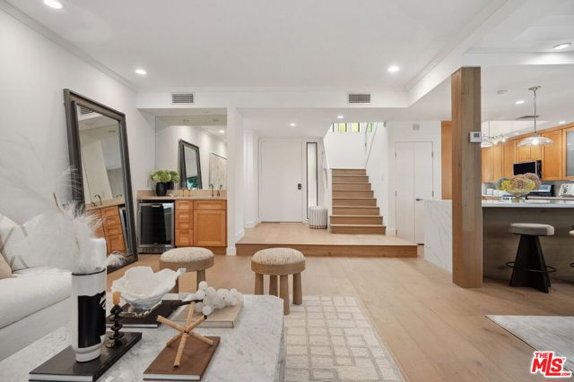 234 S Tower Drive, Beverly Hills CA: https://media.crmls.org/mediaz/1581c9be-73e0-4e79-83f3-62f98c3b8aea.jpg