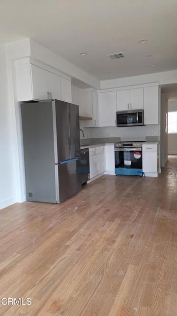 Detail Gallery Image 2 of 17 For 917 N Ridgewood Pl, Los Angeles,  CA 90038 - 3 Beds | 3 Baths