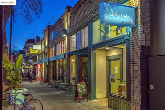 428 Cavour St, Oakland CA: https://media.crmls.org/mediaz/1582f550-1ec9-47e1-a48c-535826dd164e.jpg
