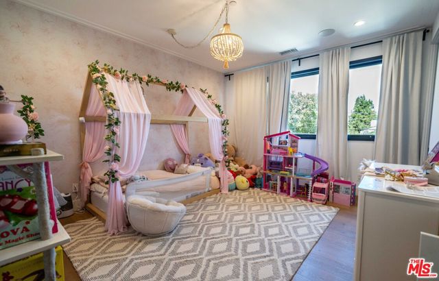 18938 Wells Drive, Tarzana CA: https://media.crmls.org/mediaz/1582fbeb-f5f6-41c8-a8fd-d6ebbc3f73f1.jpg