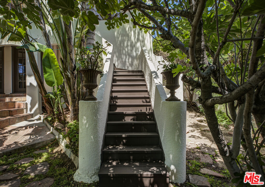 https://media.crmls.org/mediaz/15835118-f483-4660-8512-992d54fd0778.jpg?preset=X-Large