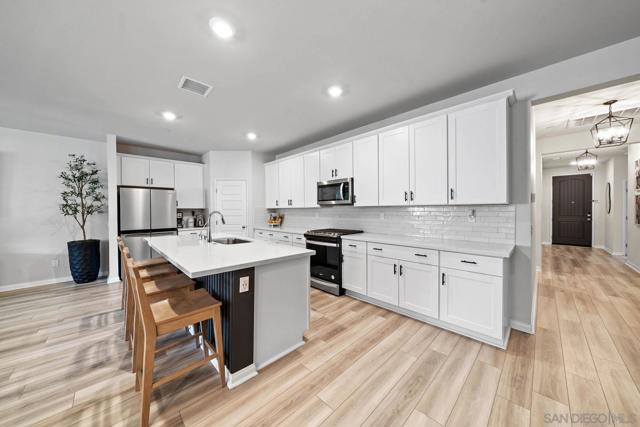 28315 Farm Creek Way, Valley Center CA: https://media.crmls.org/mediaz/15847e14-aff4-4ec9-b7c3-0e67b399b926.jpg