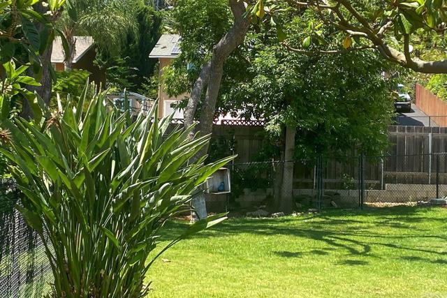 Detail Gallery Image 5 of 7 For 137 Beaumont Dr, Vista,  CA 92084 - 4 Beds | 2/1 Baths