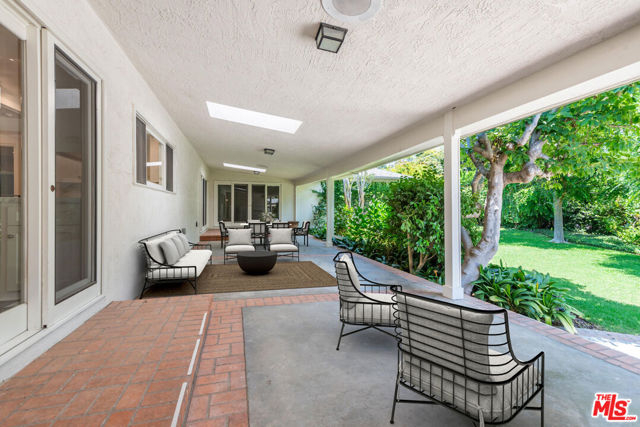 374 Homewood Road, Los Angeles CA: https://media.crmls.org/mediaz/1584bc79-ea01-4b86-87b9-d03216e9d024.jpg