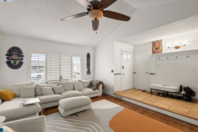 148 primrose ln, Vallejo CA: https://media.crmls.org/mediaz/15862ea1-7cef-4219-8f7f-6b6b9110e002.jpg