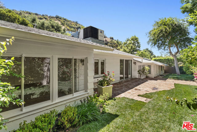 3933 Mandeville Canyon Road, Los Angeles CA: https://media.crmls.org/mediaz/1586315a-a60e-4a81-8c59-bd64658c2864.jpg
