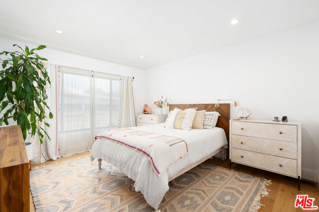 29500 Heathercliff Road, Malibu CA: https://media.crmls.org/mediaz/1587c7c7-a078-402b-b0fd-b8bad200ef7a.jpg