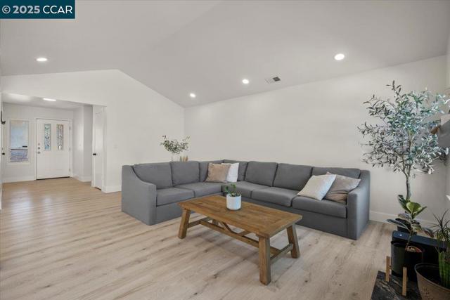 118 Cottonwood Ct, Hercules CA: https://media.crmls.org/mediaz/1587f766-d26d-4f11-ab1d-ed39de09f42e.jpg