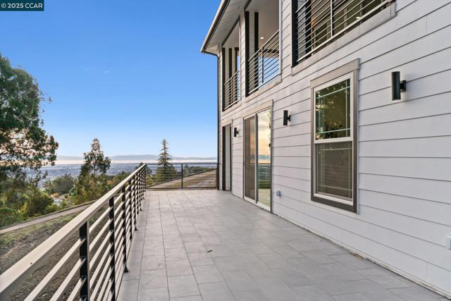 9 Turner Ct, Oakland CA: https://media.crmls.org/mediaz/15884b06-adaa-44e4-a143-278ccff17be7.jpg