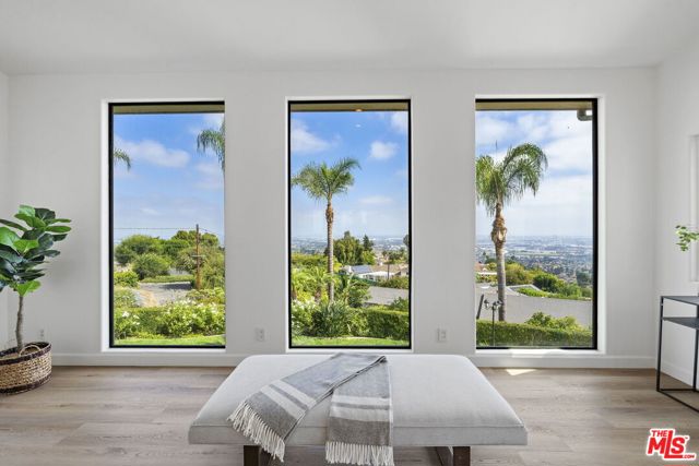 Floor to ceiling views in sitt