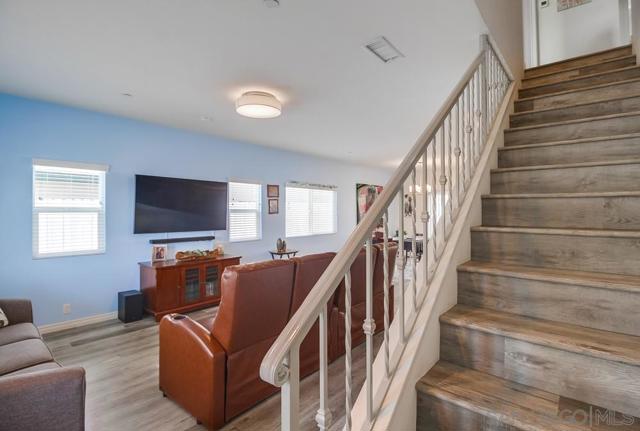 1249 12Th, Imperial Beach CA: https://media.crmls.org/mediaz/1588b49c-252e-42d9-95a3-9c91742a3bc9.jpg