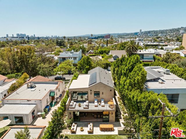 636 N Laurel Avenue, Los Angeles CA: https://media.crmls.org/mediaz/1588f4fc-69ea-4f35-9cbe-a8e1da641c8f.jpg