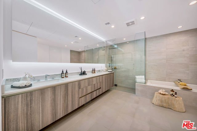 724 N Croft Avenue, Los Angeles CA: https://media.crmls.org/mediaz/158a278b-d83a-4c08-8975-c6a803565e01.jpg