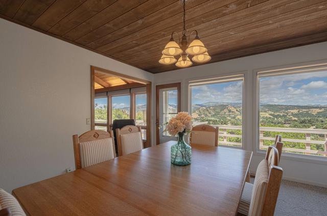 24935 Corte Poco, Salinas CA: https://media.crmls.org/mediaz/158a2810-0042-4300-8204-2f1e8ff31f10.jpg
