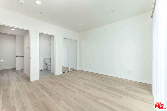 2103 S Burnside Avenue, Los Angeles CA: https://media.crmls.org/mediaz/158b2d03-aea6-4dd5-b99e-4497db79c20f.jpg