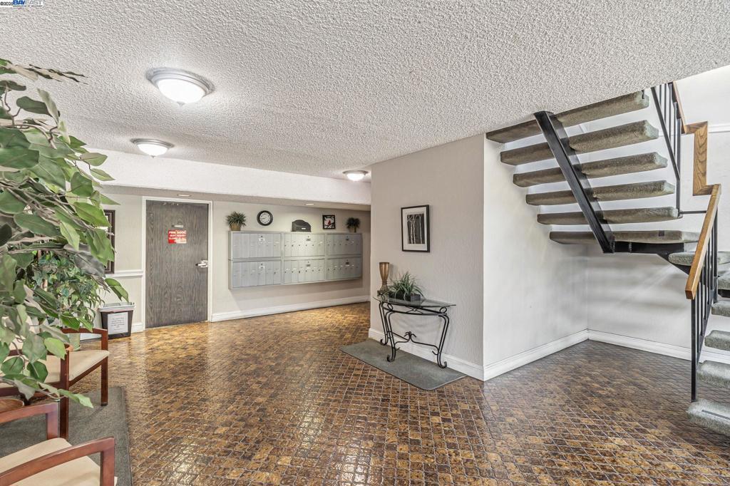 https://media.crmls.org/mediaz/158b6edc-ab21-4304-9c76-b31eaee8de1a.jpg?preset=X-Large