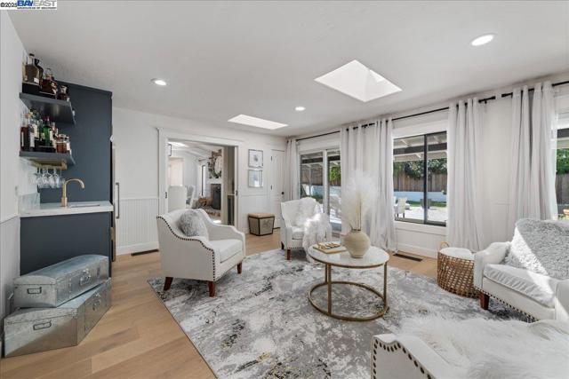 325 Crest Ave, Alamo CA: https://media.crmls.org/mediaz/158bc3d9-73e8-42d0-88a4-4982a06fbd14.jpg