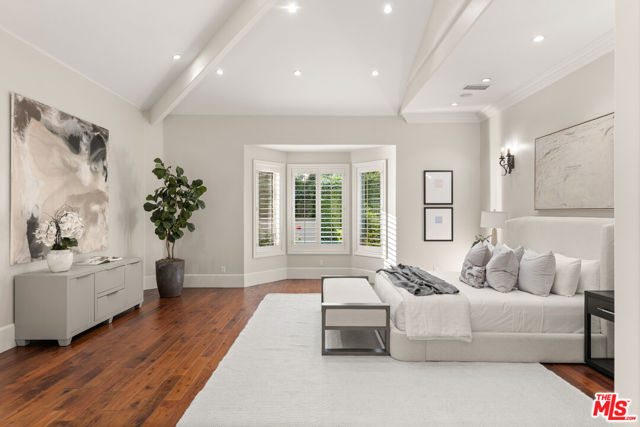 13845 Magnolia Boulevard, Sherman Oaks CA: https://media.crmls.org/mediaz/158c8e89-d934-4279-932d-392864ce07f5.jpg