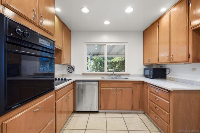 10506 Moon View Way, Escondido CA: https://media.crmls.org/mediaz/158e4bd1-65c8-461e-a557-359b3043738e.jpg