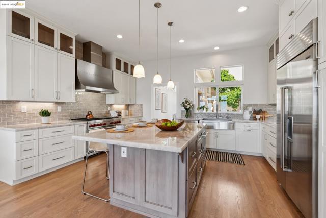 16032 Broadway Ter, Oakland CA: https://media.crmls.org/mediaz/158e7bab-2463-449e-8dac-d1b432302250.jpg