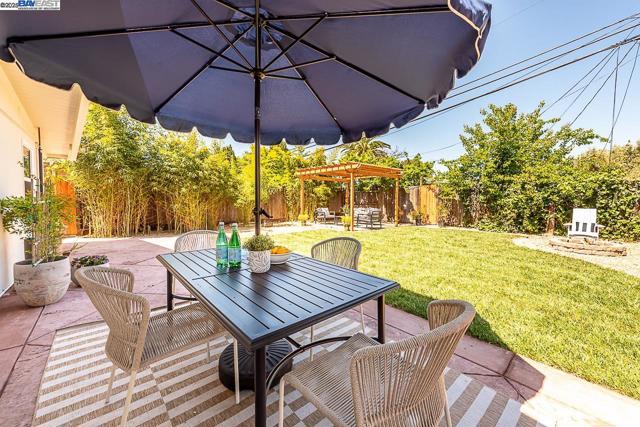 697 Lakewood Dr, Sunnyvale CA: https://media.crmls.org/mediaz/15905624-a8f3-49bc-b072-fe3e589a942b.jpg