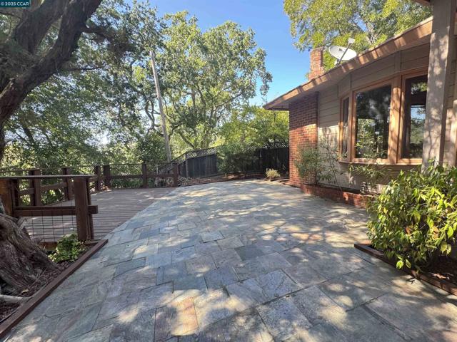919 Janet Ln, Lafayette CA: https://media.crmls.org/mediaz/15907b90-4a03-4275-a825-c7305468f252.jpg