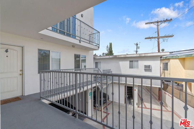 3319 Bagley Avenue, Los Angeles CA: https://media.crmls.org/mediaz/1590c74f-4bff-4217-aab6-7ab1d2b62634.jpg