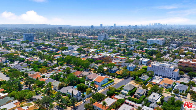 588 N Gower Street, Los Angeles CA: https://media.crmls.org/mediaz/1591103c-306d-4c5c-884a-515323b77264.jpg