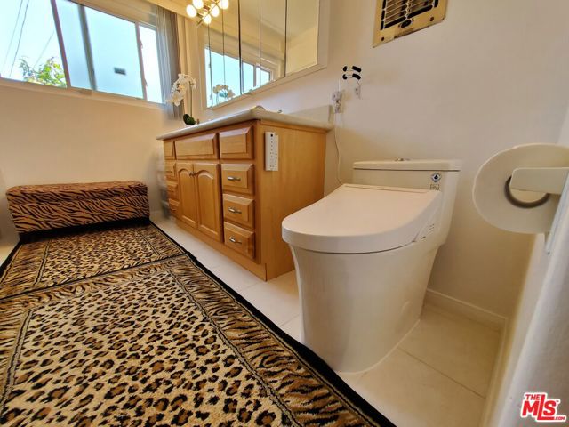 8130 Grimsby Avenue, Los Angeles CA: https://media.crmls.org/mediaz/15914818-54bf-44a2-9bdc-c822ebf99d0c.jpg